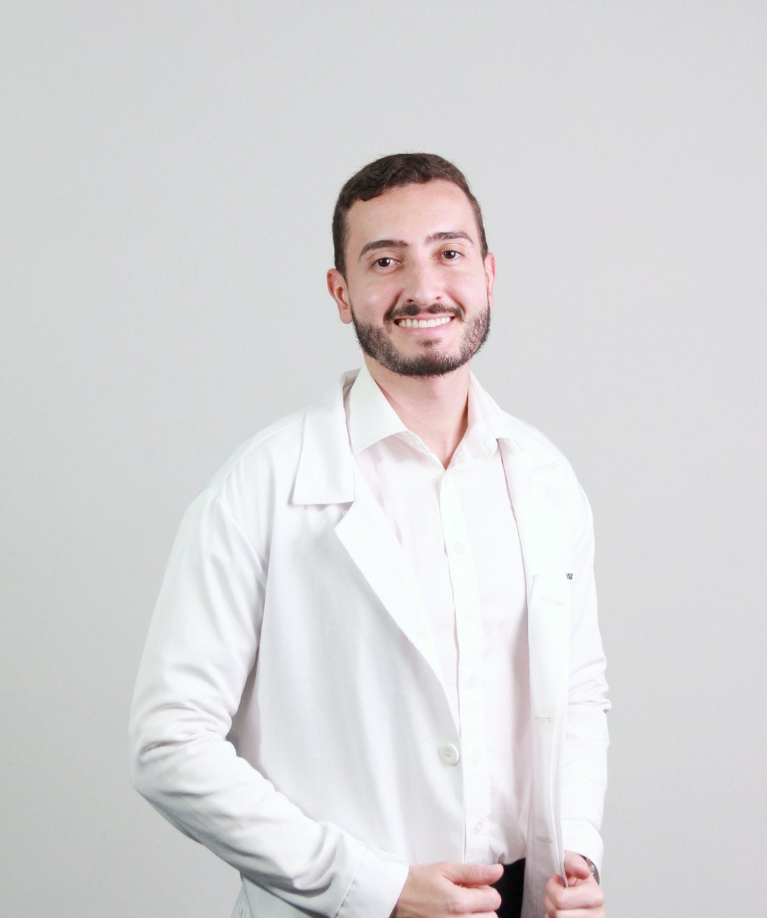 Daniel Souza, nutricionista, sorrindo de jaleco branco